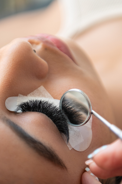 Classic vs. Volume Lashes: What Lash Artists Need to Know
